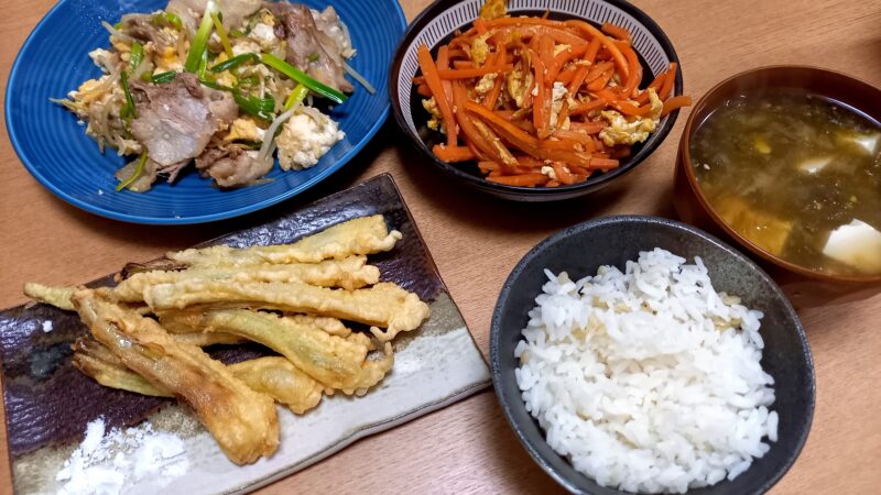 手作りの沖縄料理が並ぶ食卓